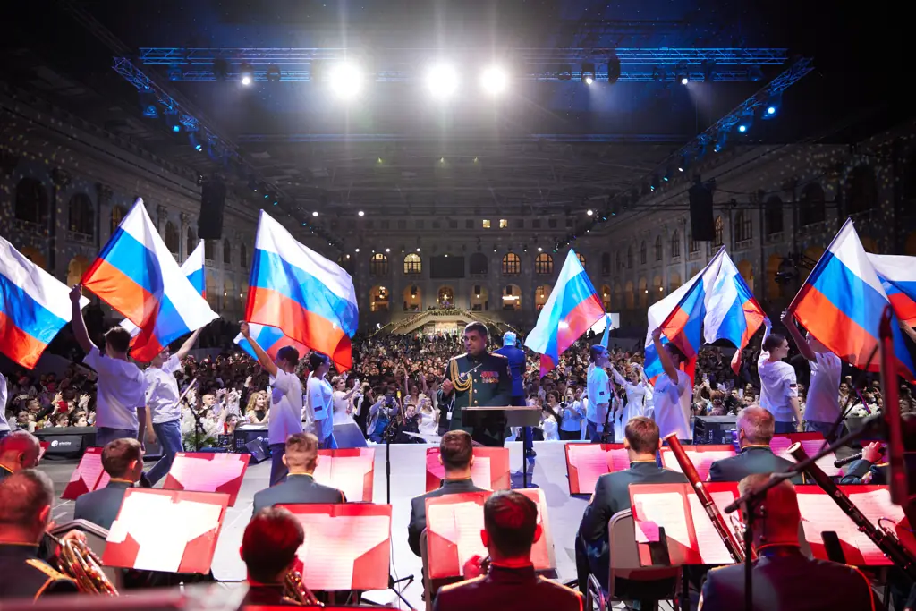 Оркестр и флаги России в зале Бала